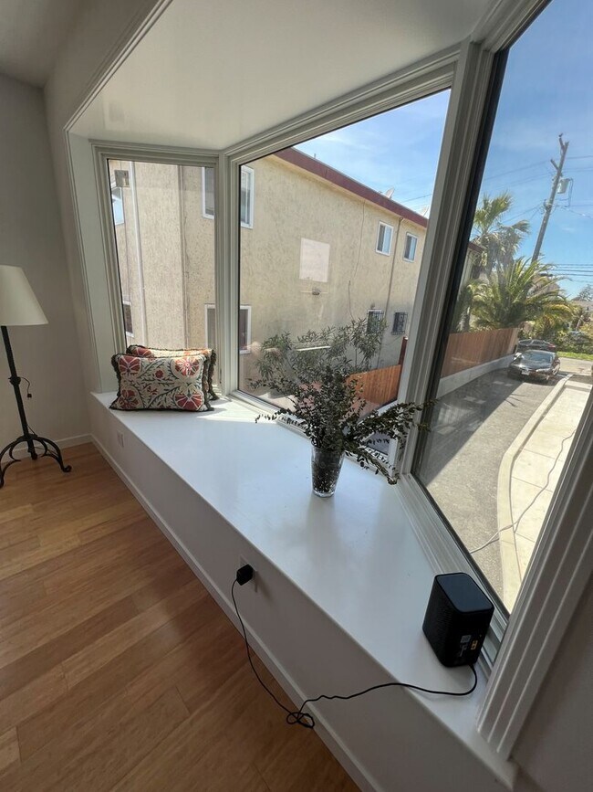 Building Photo - Viewing Schedule: Please call Shami at (415) 225-2543 to schedule a viewing.