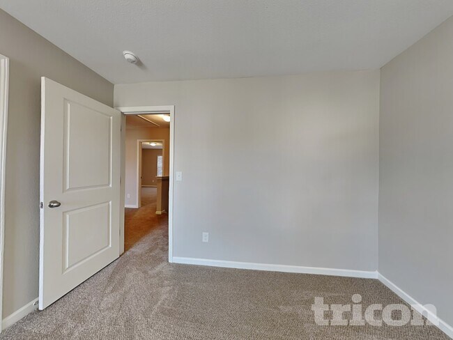 Building Photo - 2831 Village Center Dr