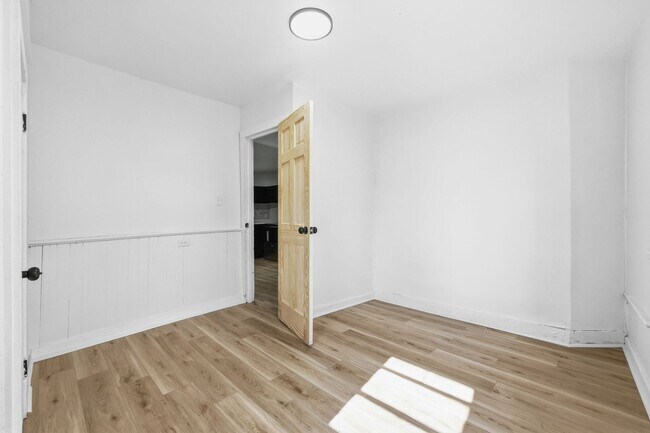 Building Photo - Stylish 2BR with Modern Upgrades