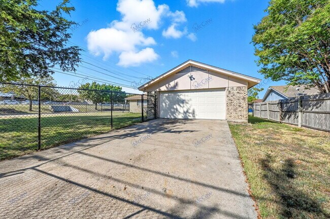 Building Photo - 3538 Hacienda Dr