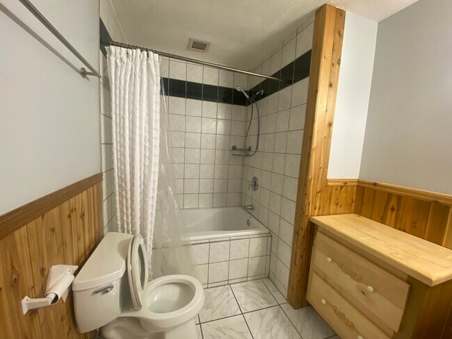 Building Photo - Secluded 4 bedrooms 3 baths with 2 car garage and fenced in yard in the town of Rutland for rent!