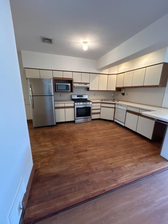 Building Photo - 814 N 2nd St