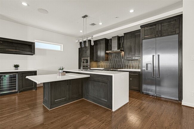 Building Photo - 707 W Clay St