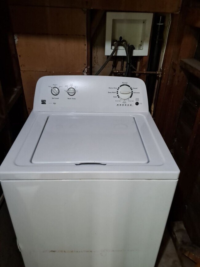 Building Photo - 2 bd 1 ba with off-street parking