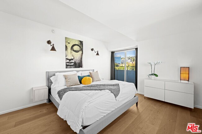 Building Photo - 838 N Doheny Dr