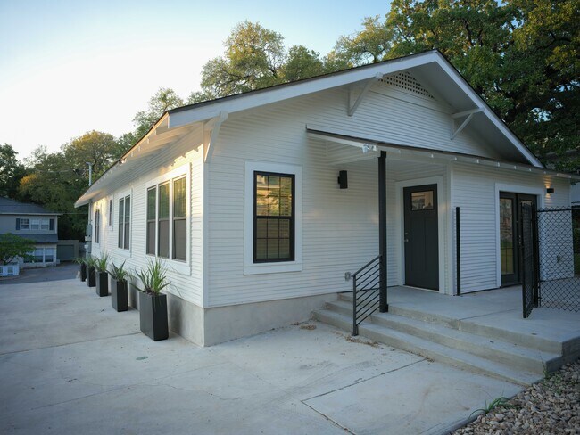 Building Photo - 803 Oakland Ave