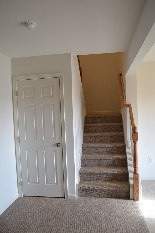 Building Photo - Fantastic Townhome - Pet Friendly (1 pet) with garage and NO MOWING!