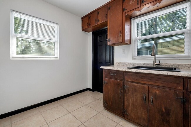Building Photo - Convenient & Comfortable 1/1 – Updated and...