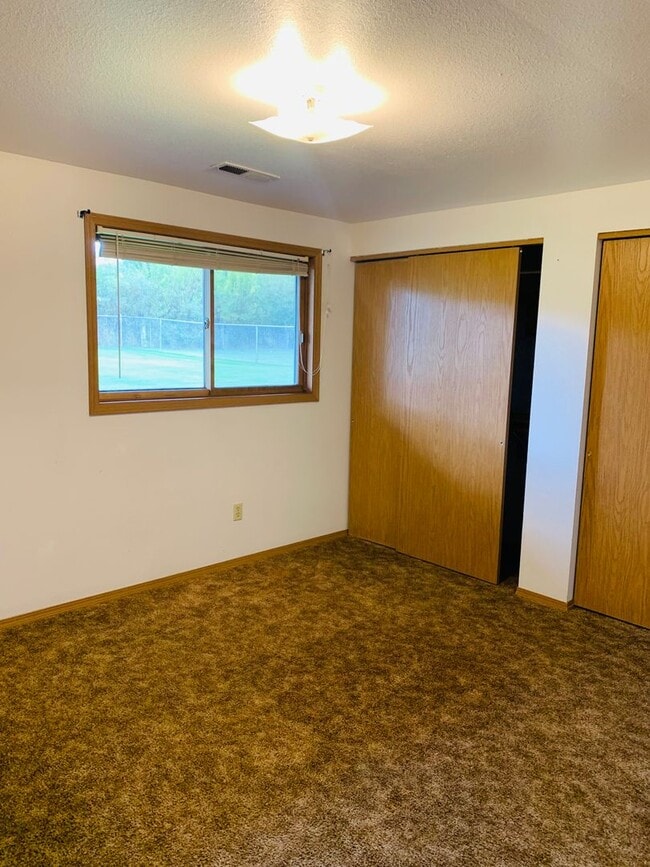 Building Photo - Split Level - 2 Bed - 1 Bath - Lolo Condo