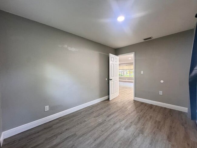 Building Photo - 3/2 with Bonus Room in South Daytona