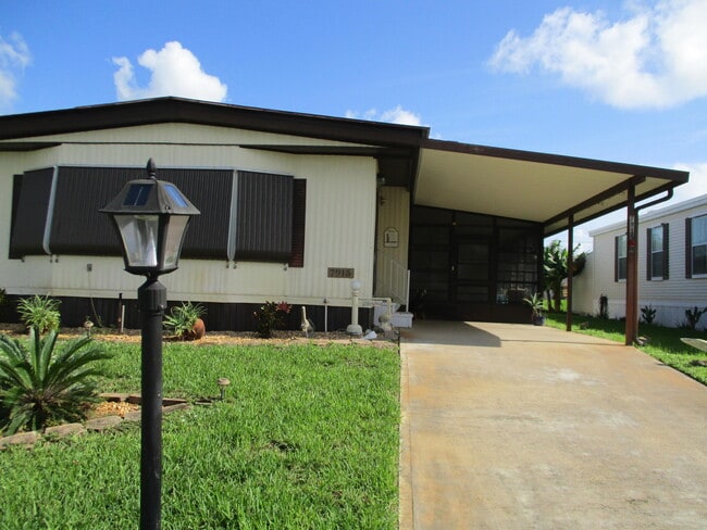 Building Photo - 7915 SE Independence Ave