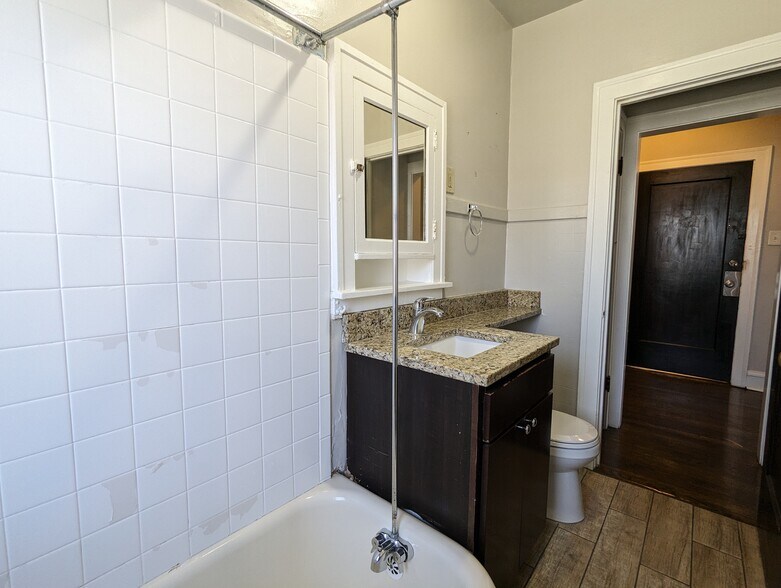 Building Photo - 1835 W Winona St