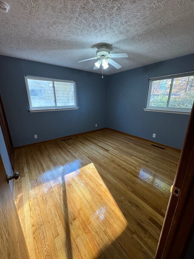 Building Photo - 3 Bed 1 Bath 1 Carport PRE-LEASING