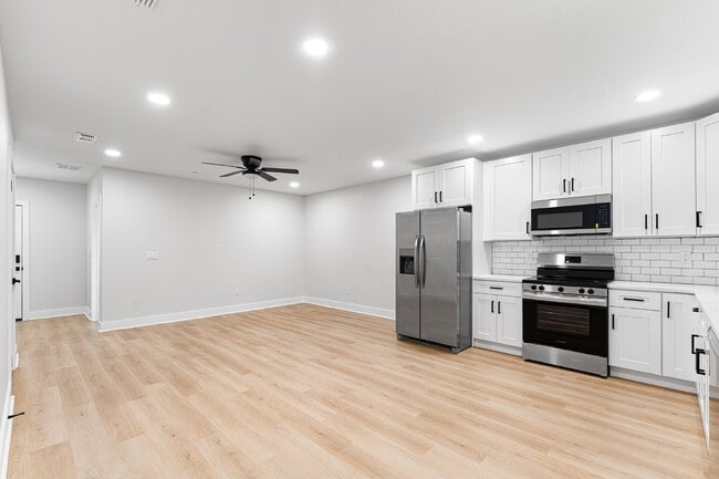 Building Photo - "Spacious 4-Bedroom Townhouse Oasis in Bartow - 1366 Sq Ft of Comfort!"