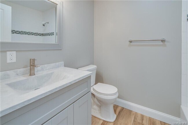 Building Photo - 8 Montfort Woods Rd