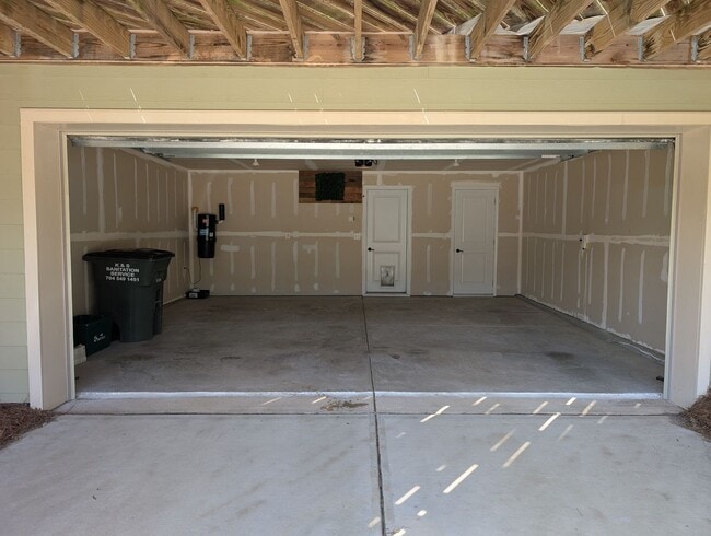 Building Photo - Move-in ready, Townhome Located in the Cit...