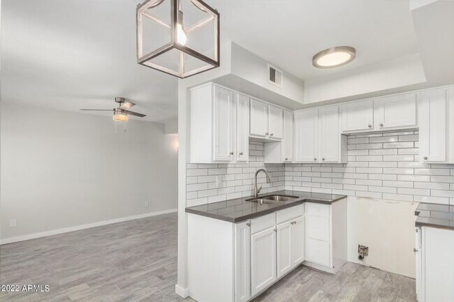 Building Photo - TERRIFIC 2 BEDROOMS 1 BATH SINGLE LEVEL UN...