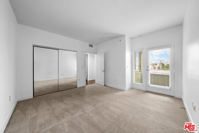 Building Photo - 436 S Virgil Ave
