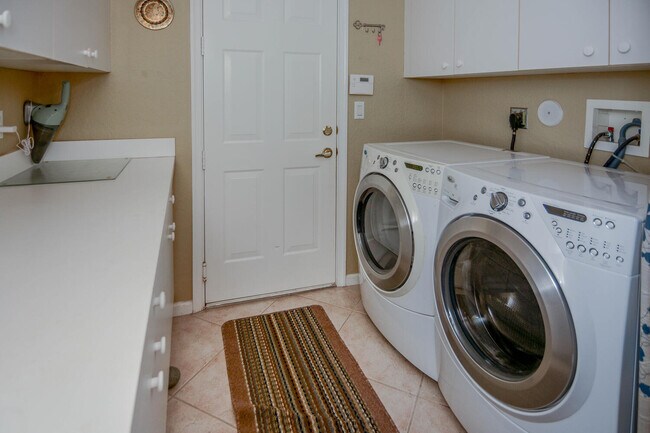 Building Photo - 4676 Manderly Dr