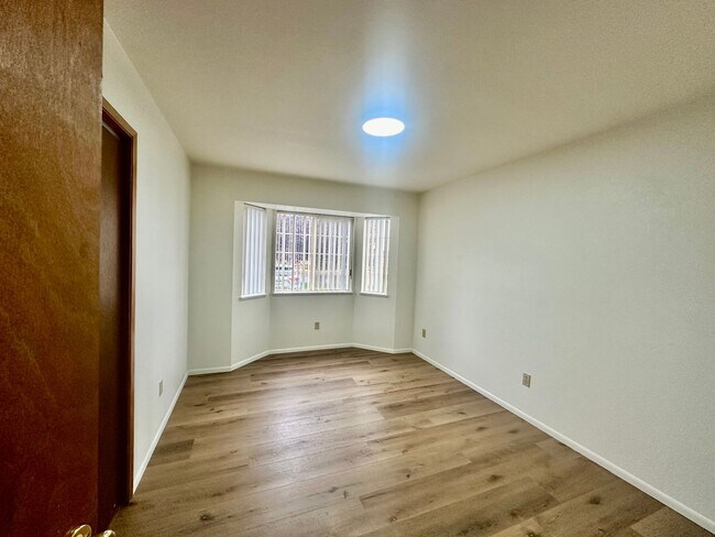 Building Photo - 5425 Glenridge Wy