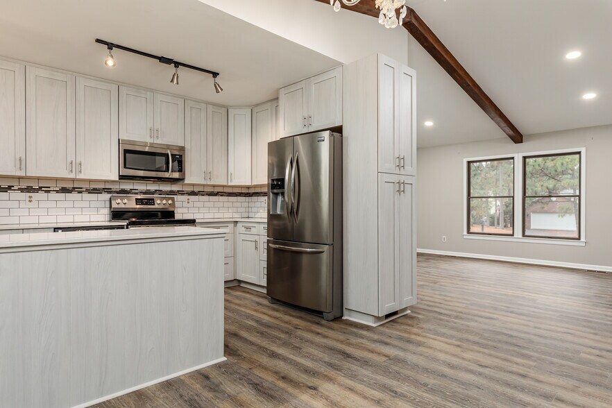 Building Photo - 1635 Longleaf Dr E