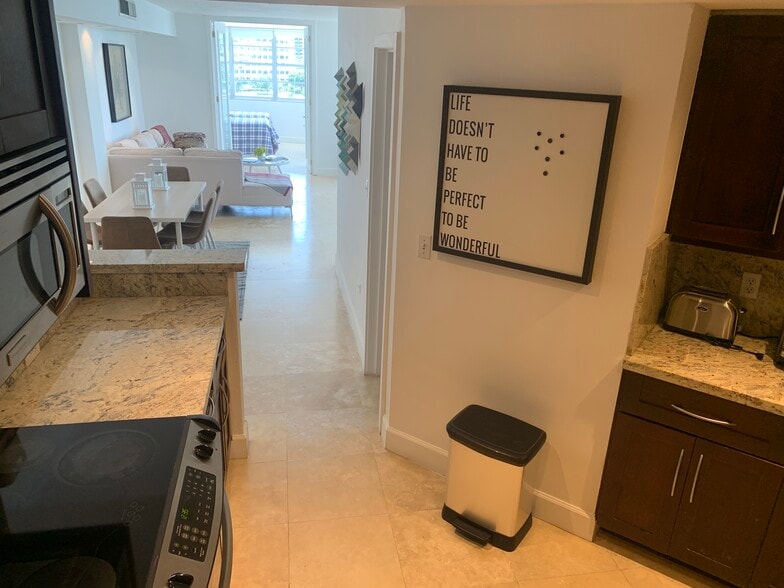 Building Photo - 905 Brickell Bay Dr