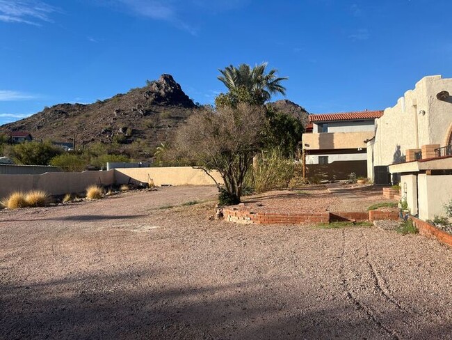 Building Photo - One-of-a-Kind 3 bed 2 bath on Phoenix Moun...