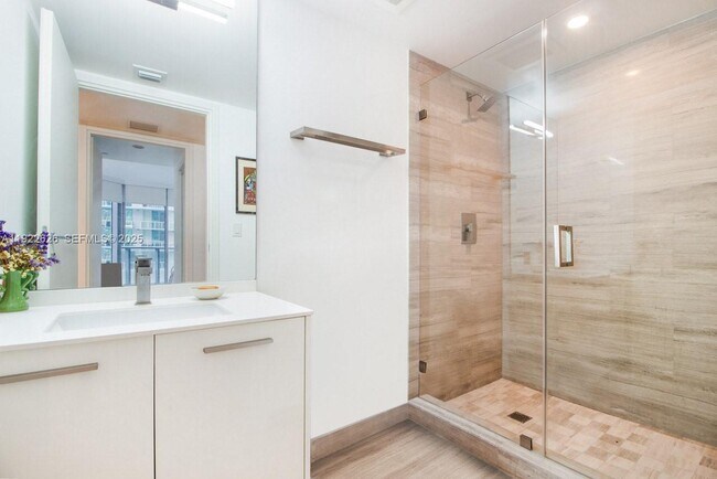 Building Photo - 1300 Brickell Bay Dr