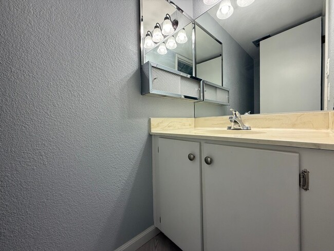 Building Photo - RENOVATED 2BD/1.5BA CONDO NEAR TOPGOLF, VI...