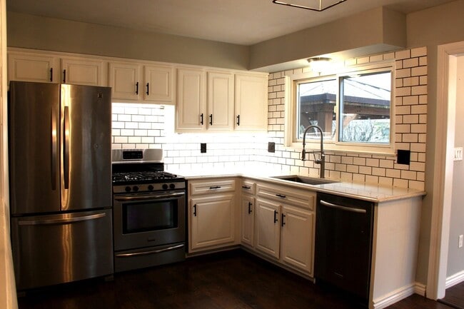 Building Photo - 43592 Champlain Ct