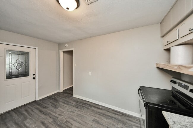 Building Photo - 515 24th Ave N
