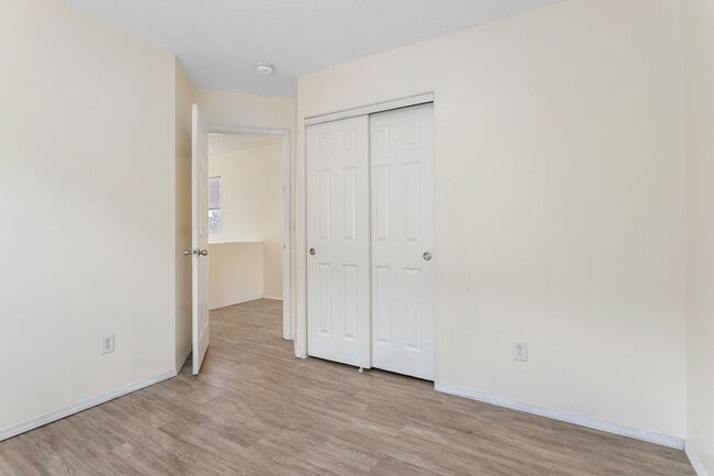 Building Photo - Large 3 bedroom 2.5 Bath Home! Tour Today!