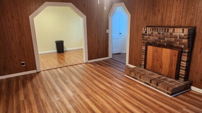 Building Photo - 214 Cross Roads Dr