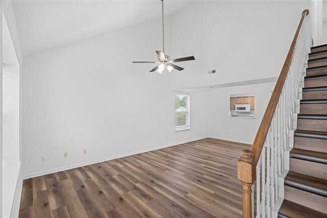 Building Photo - 3503 La Mesa Dr