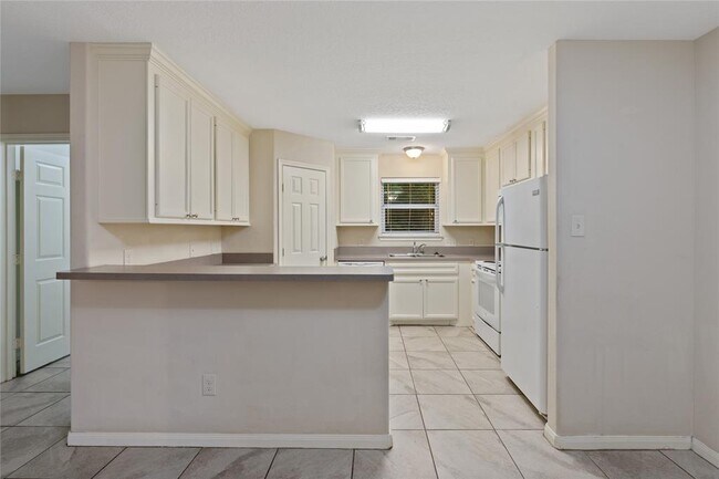 Building Photo - 12502 Hackberry Dr