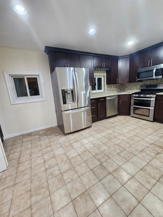 Building Photo - 122 Jewett Ave