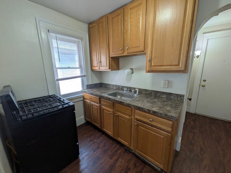 Building Photo - 608 Elmwood Ave