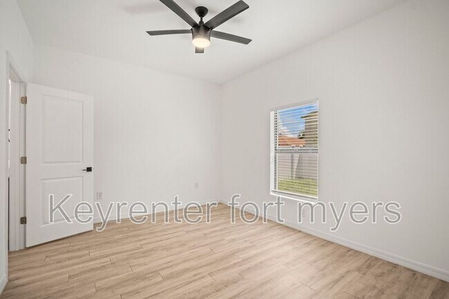 Building Photo - 625 SE 13th Pl