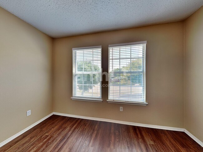 Building Photo - 1411 Plateau Dr