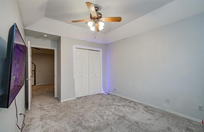 Building Photo - 5339 Holly View Dr