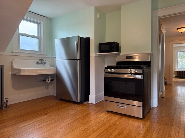 Building Photo - 61 Hirschfield Dr