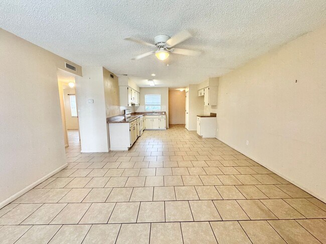 Building Photo - 2538-2540 Elm Ave