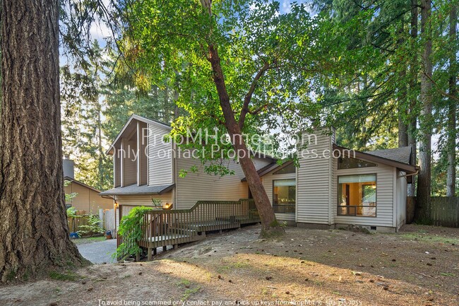 Building Photo - Spacious Tri-level Four Bedroom Home On Qu...