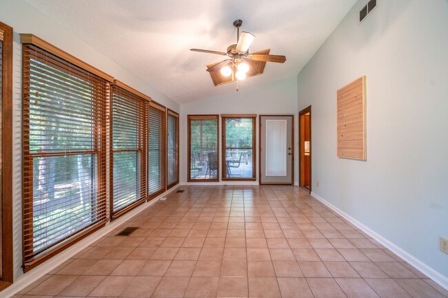 Building Photo - Meticulously maintained property with a st...