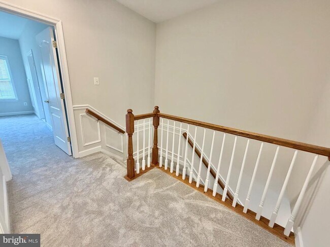 Building Photo - 300 Garden View Square