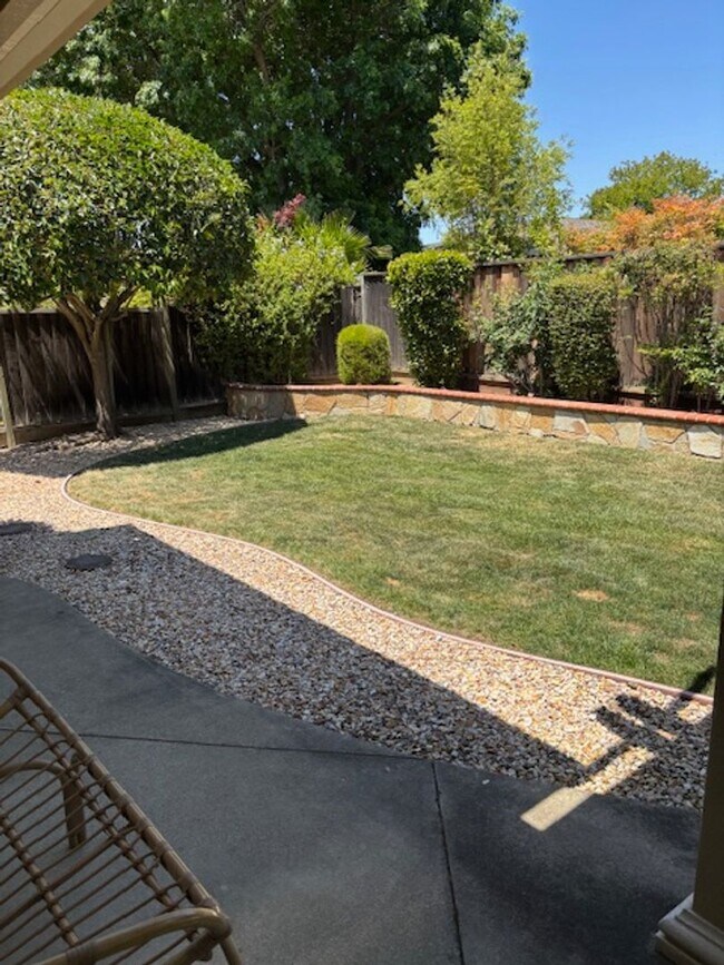 Building Photo - Single Story Home in a Very Desirable Suns...