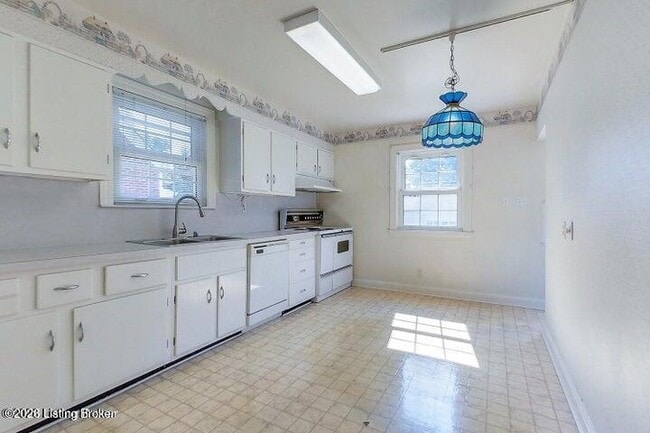 Building Photo - 2126 Lancashire Ave