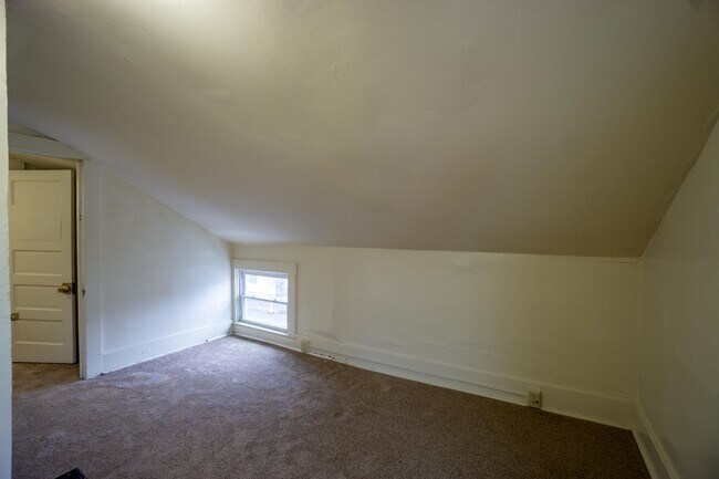 Building Photo - AVAILABLE 6/1/26 - House for Rent Near Sho...