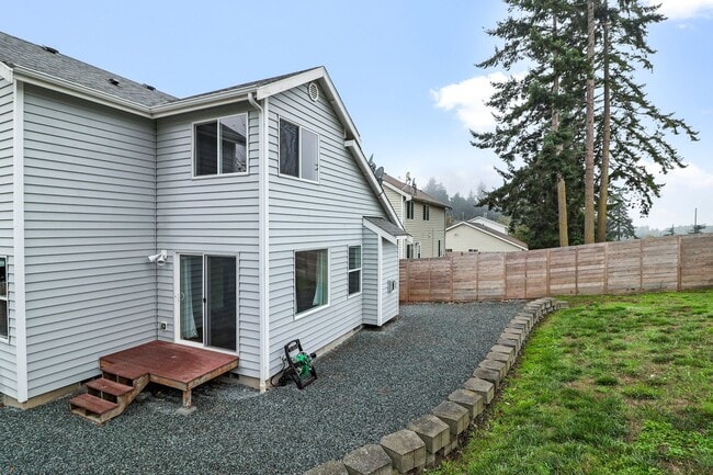 Building Photo - 4 Bedroom 2.5 Bathroom - Redwing - Pet Fri...