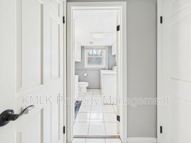 Building Photo - 874 Pleasant St